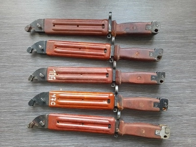 Штык-нож к АК (бакелит, 6х4), ножны треугольник (Р51)