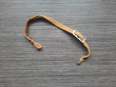 Тренчик (шнурок) рукоятки штык-ножа АК (оригинал, СССР) с пряжкой Тренчик (шнурок) рукоятки штык-ножа АК (оригинал, СССР) с пряжкой