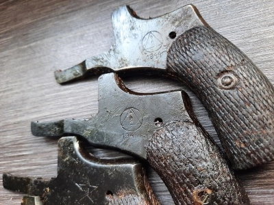 Крышка боковая для револьвера Наган с годом (оригинал СССР)