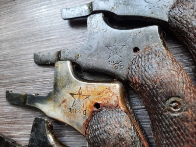 Крышка боковая для револьвера Наган с годом (оригинал СССР)