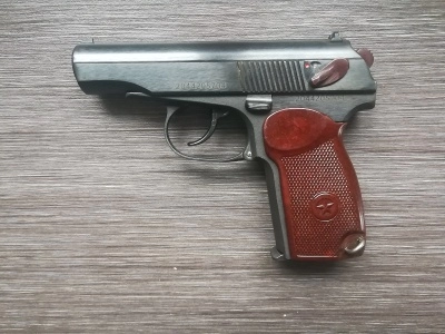 Охолощенный пистолет Макарова ПМ Р-411-02 (Кованый затвор, красный ЗИП + фигурная скоба + бакелит)