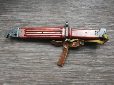Штык-нож с ухом без пропила к АК-74 (бакелит), ШНС-001 (6х4) с подвесом и тренчиком (полная звезда)